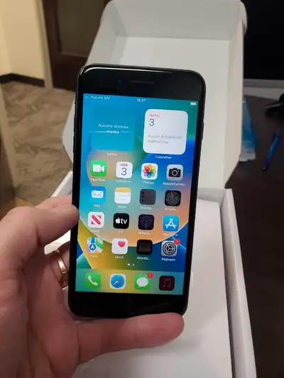 UNLOCKED 100% ORIGINAL IPHONE 8 PLUS, 12MPIX; 64GB. BOITE,CHARGEUR. BON ÉTAT SCREEN 5.8" CAMERA 12Mp...