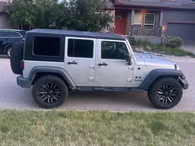 2009 jeep wrangler SAHARA UNLIMITED in great condition accidents free no rust no leaks power windows...