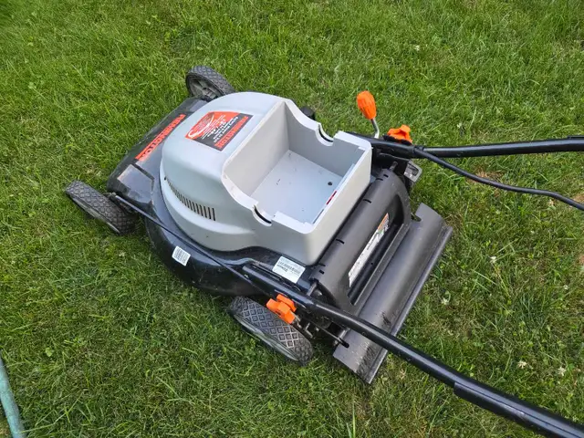 Cordless lawn mower ... needs a battery in Lawnmowers & Leaf Blowers in Kitchener / Waterloo - Image 5