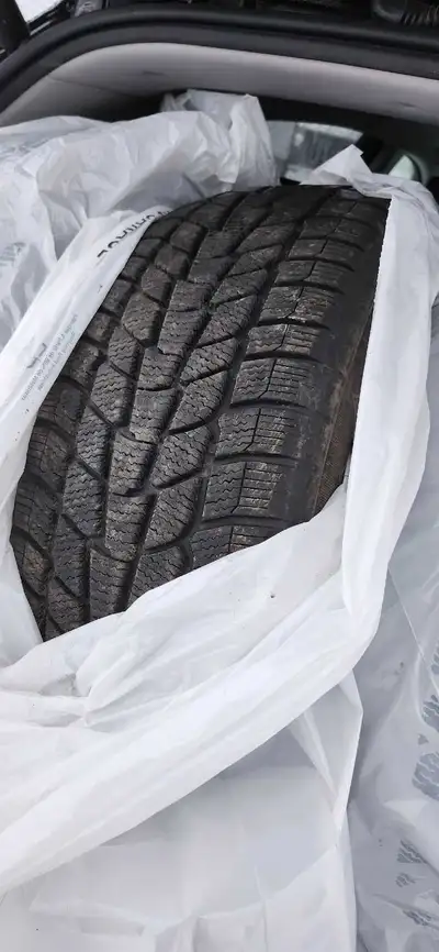 10/32 4× pneus winteredge motomaster 225/60r16 Meme pas 1 hiver d'usure
