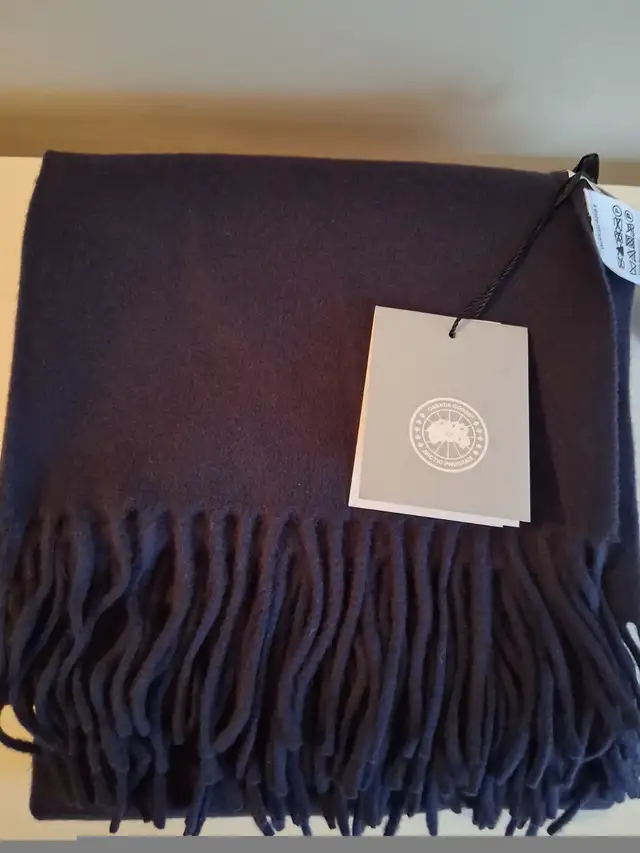 NWT Canada Goose Women's Solid Woven Wool Navy Scarf Wrap in Women's - Tops & Outerwear in City of Montréal - Image 10