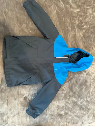 Size 4-5T (XS). Used like new. Colour: Blue 2-Piece set Water resistant Wind resistant Jacket with f...