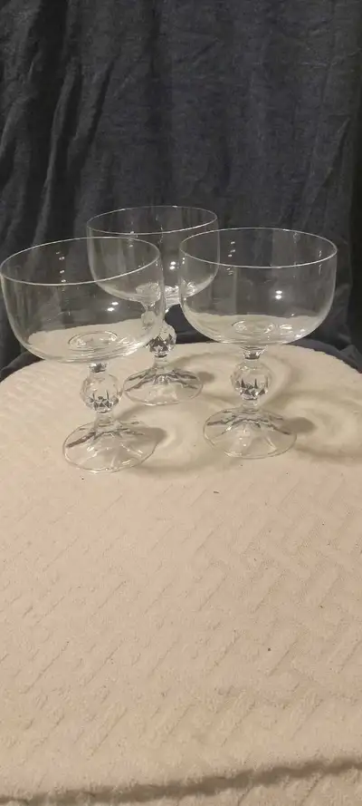 Add a touch of elegance to your next soirée with these vintage-style coupe glasses. These glasses fe...