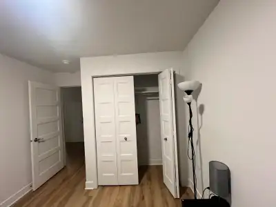 je loue une chambre dans un condo 5 ½ calme, situé au 2e étage d’un immeuble avec ascenseur à Longue...