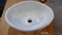 Très beau lavabo en porcelaine design