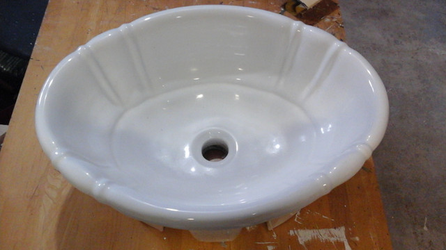 Très beau lavabo en porcelaine design dans Articles pour la salle de bains  à Longueuil/Rive Sud