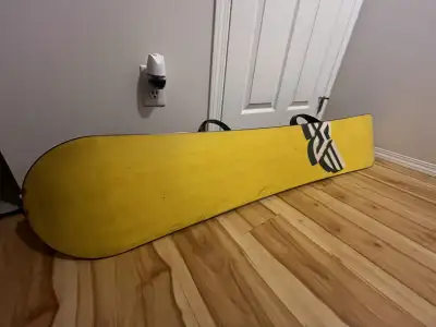 Winter is here, beautiful ladies! Time to hit the slopes. - Sims 153cm snowboard - Waxing completely...