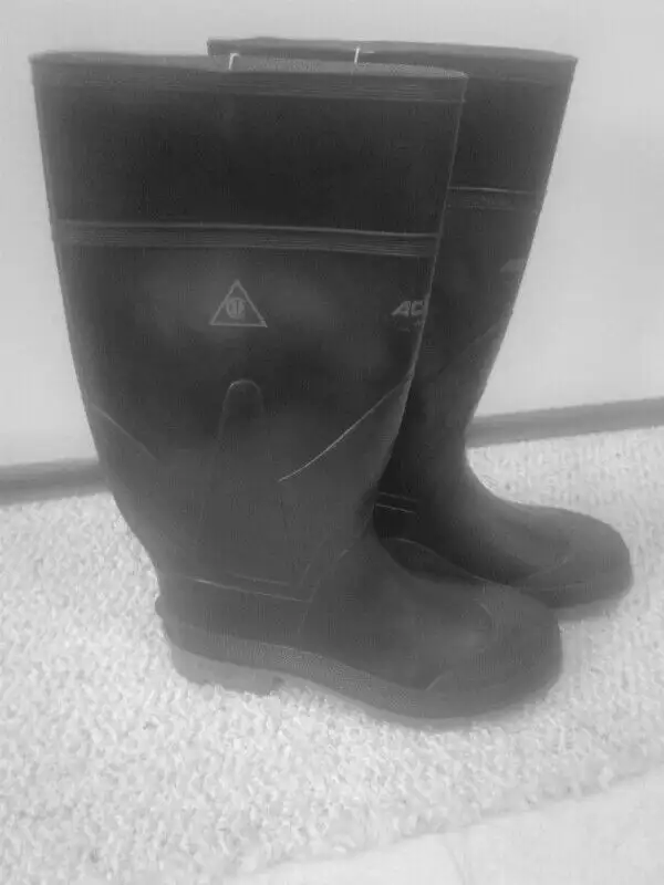 Rubber Safety Boots, ( Brand New) in Men's Shoes in Medicine Hat - Image 9