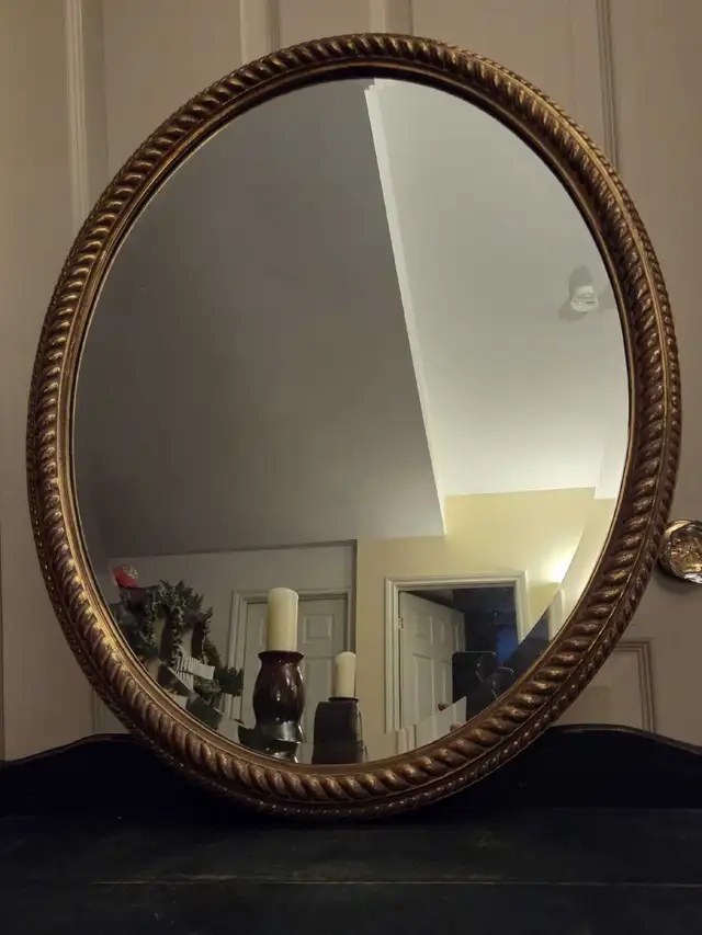 VTG CARVED WOODEN VICTORIAN GILT FRAME OVAL MIRROR- CANADA in Home Décor & Accents in City of Toronto - Image 3