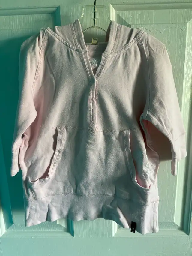 Levi’s pink girl’s short sleeve hoodie  in Kids & Youth in Markham / York Region - Image 2