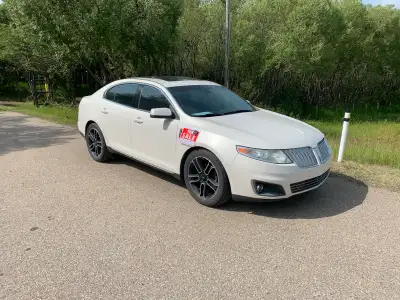 2009 Lincoln MKS. AWD Sedan with 252000 kms Pearl White Metalic 3.7L V6 with roughly 20mpg Beautiful...
