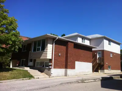・ Three minutes to Conestoga College ( Waterloo Campus) ・ Walk to Wilfrid Laurier University about t...