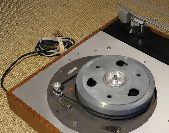 Thorens TD150 MKI Turntable in Stereo Systems & Home Theatre in Mississauga / Peel Region - Image 3
