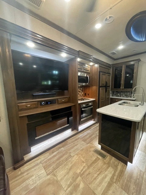 2019 River Stone 39MO in RVs & Motorhomes in Comox / Courtenay / Cumberland - Image 4