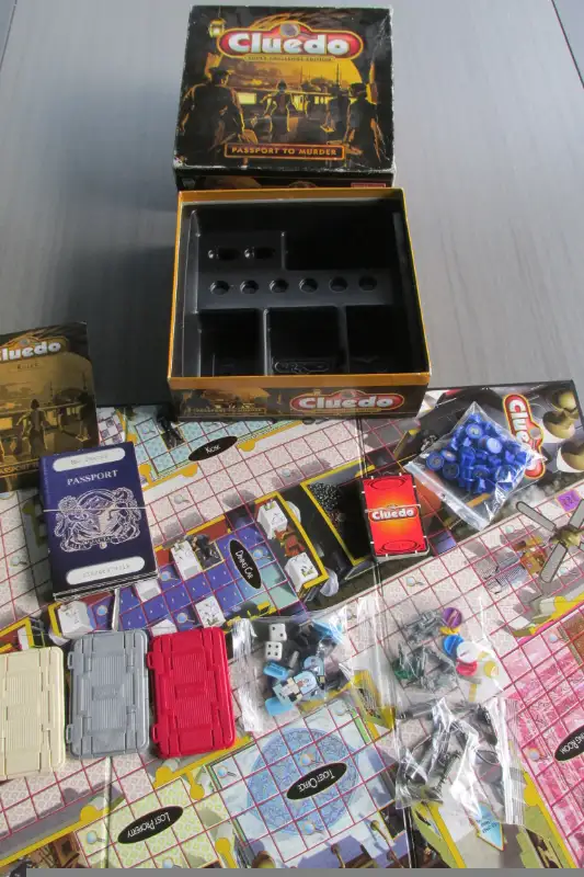 CLUE DO SUPER CHALLENGE EDITION PASSEPORT TO MURDER BOARD GAME in Toys & Games in Laval / North Shore - Image 3