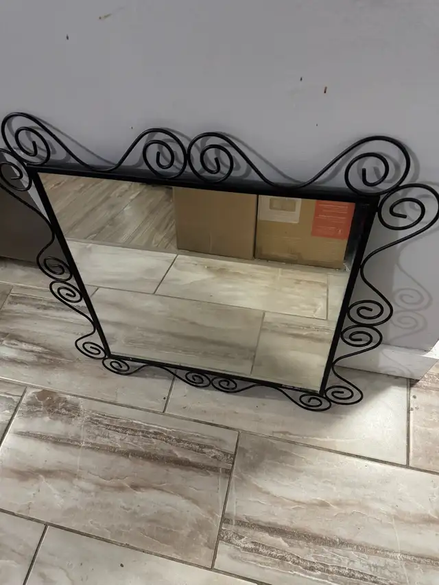 Decorative Black Metal Wall Mirror in Home Décor & Accents in Ottawa - Image 3