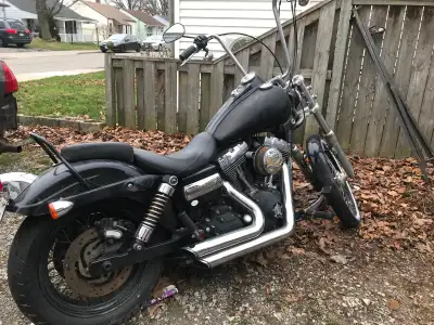 T-bag, bedroll and tool bags. Extra Crome rear wheel, windshield and saddlebags included