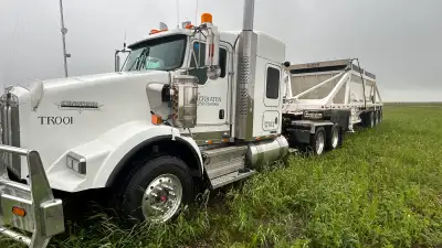 2009 Kenworth T800 in excellent condition. Has a hydraulic water pump behind the cab. Has low bed ra...