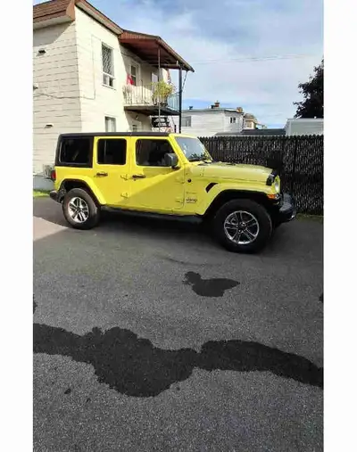 Découvrez ce Jeep Wrangler 2023 d'occasion, un VUS robuste et élégant de couleur jaune. Avec ses jan...