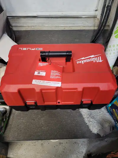 I am selling a Milwaukee M18 FUEL top handle chainsaw case, designed to store your chainsaw, charger...