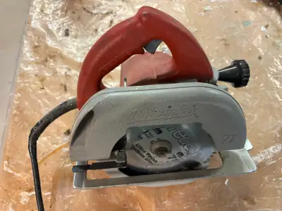 Powerful Milwaukee 13 amp 7 1/4” circular saw 6365 with good Freud blade in very good condition