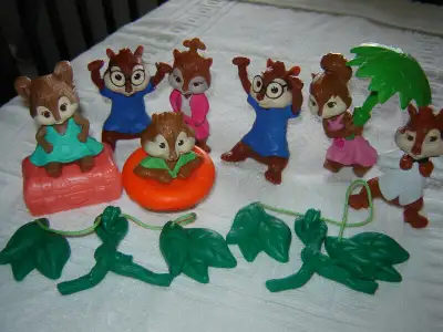 Bonjour, je vends * un lot de Chipmunks à 6 $ * Le domino DORA L'exploratrice à 5 $ * Deux DVD de ch...