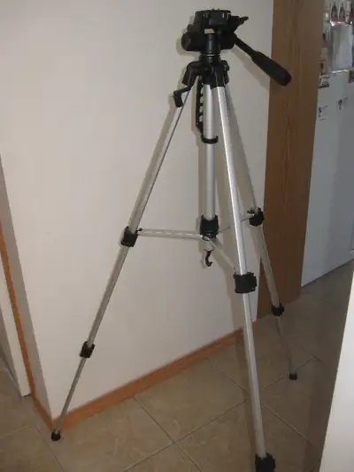 Engineered for use with 35mm, 8mm camcorder and cameras. Its compact size makes it the perfect take...