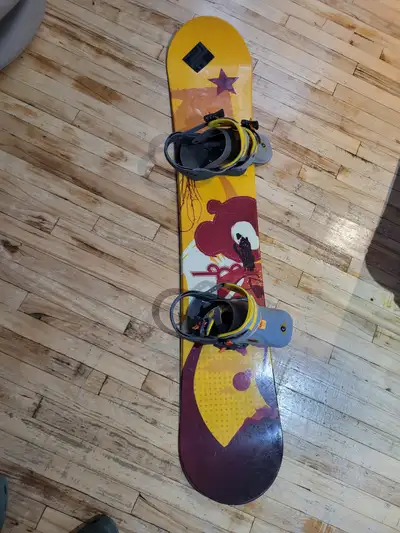 Baisse de prix Prêt à dévaler les pentes. Taille de la planche 150cm. Avec fixations. Chaussure 9.5...