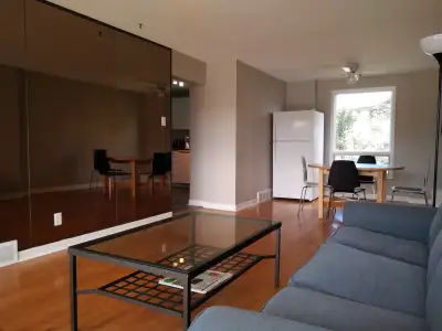 35C A furnished master bedroom is available in a student shared, quiet house located on bus routes a...