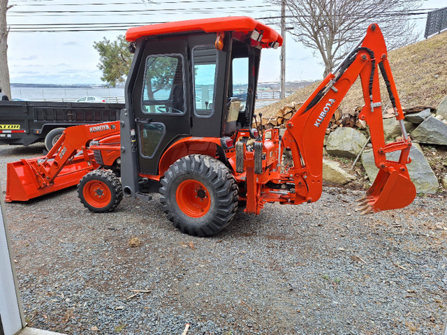 2019 kubota b26 tlb w cab [ only 160 hours ] like new in Heavy Equipment in City of Halifax