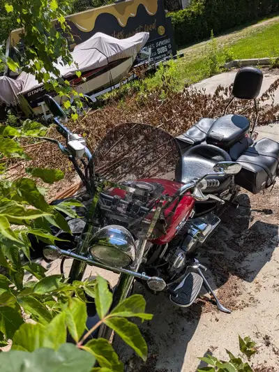 This pre-owned Yamaha V-Star 650 cc cruiser delivers a smooth and reliable ride, perfect for both ci...