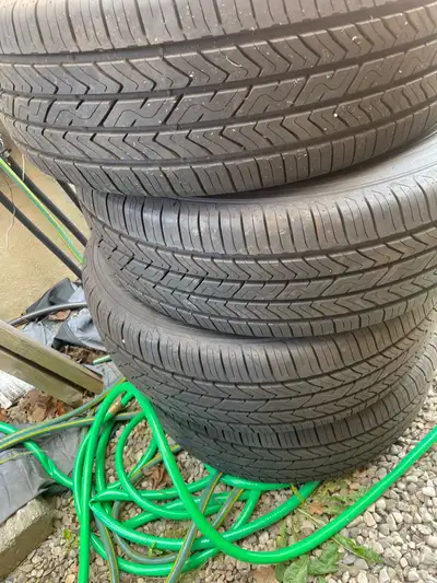 Take off tires. Less than 200km on each set. Toyo extensa A/S are 235/60R18 and uniroyal tigerpaw ar...
