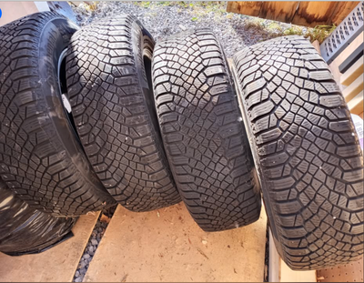 4 pneus sur MAG en parfaite condition / 400 $ 215 / 70 R 16 T XL, déjà montés sur des Mags