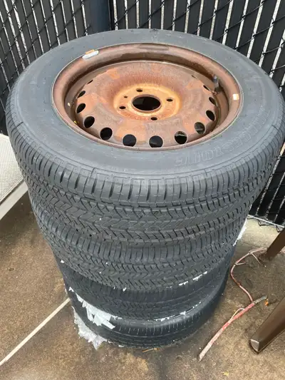 Ensemble de 4 pneus d’été Bridgestone Turanza 205 P60 R15 Roues d’acier incluses Usagés, comme neuf!...