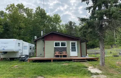 House for Sale – Sioux Narrows,ON Centrally located and within walking distance to everything Sioux...