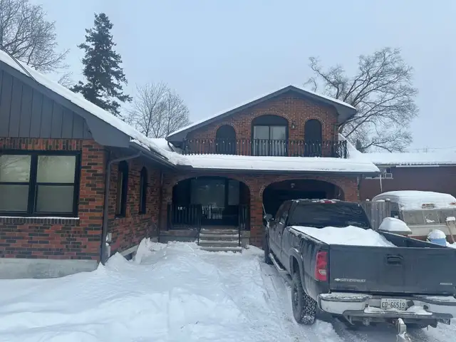 Close to Trent University! Two Spots Available in a 4 Bed House