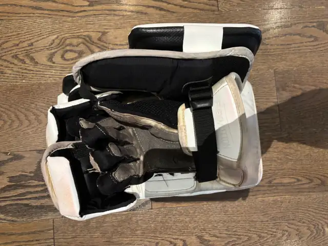 33”+1” CCM Axis XF Stock Pro Senior Goalie Set in Hockey in London - Image 7