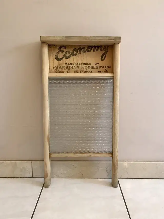 VINTAGE FARMHOUSE LAUNDRY ROOM WASHBOARD