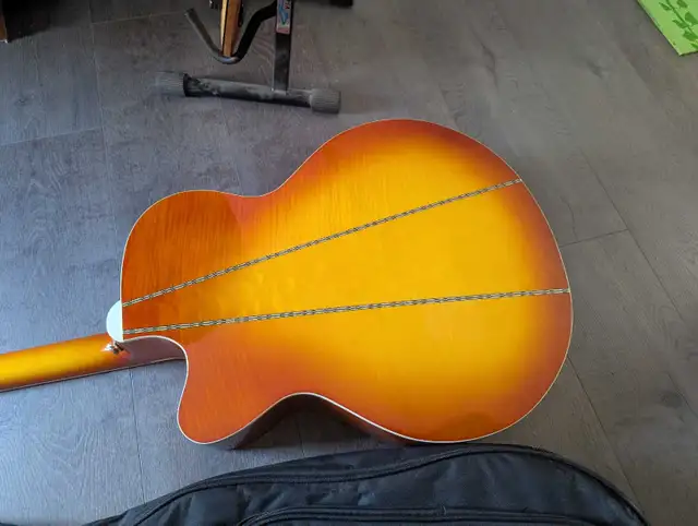 Gorgeous Takamine Jumbo acoustic electric guitar *Mint in Guitars in Calgary - Image 7
