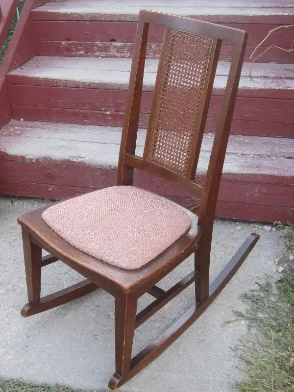 CIRCA 1920s OAK NURSING ROCKER CANE BACK $60.00 PHOTO PROP in Arts & Collectibles in Winnipeg - Image 2