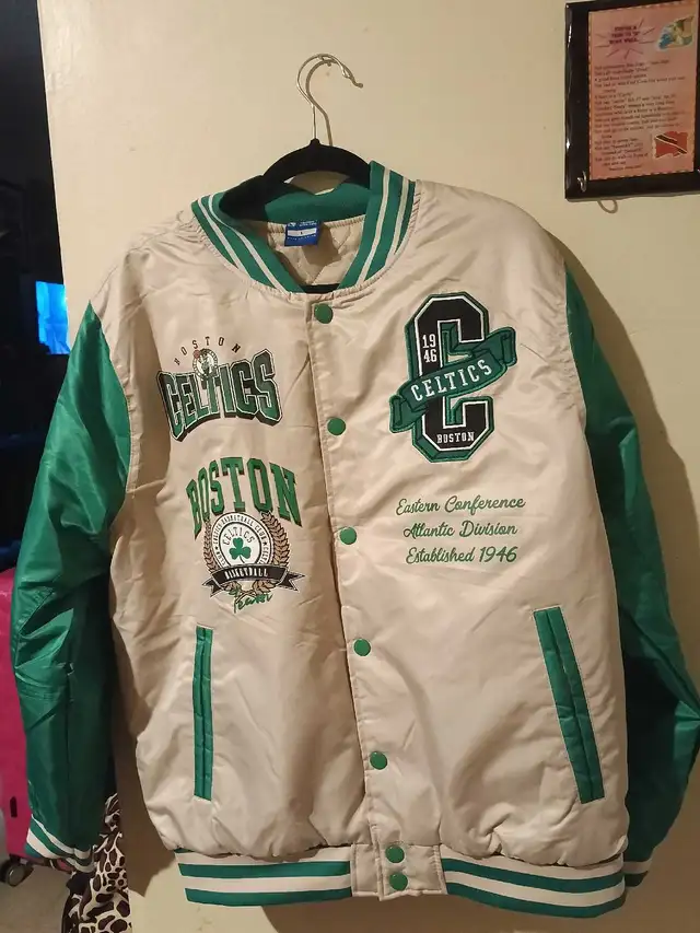 New!!! Boston Celtics bomber Jacket! Size: (LARGE)