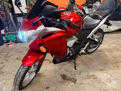 2011 Honda CBR 250R 4,687 km 2nd owner Great shape Runs and Drives Great Lady driven Stored indoors...