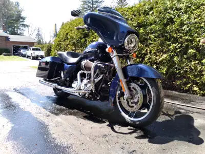 Harley Davidson FLHX 2012 , 103 pouces cubes. Couleur : Big Blue Pearl. Prix: $13500. Demandez: Norm...
