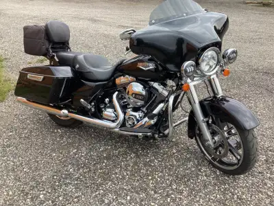 2015 road king with new 2017 street glide wheels new rubber new brakes,rotors about 2000 km on them...