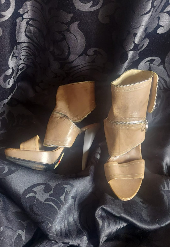 Elevate Your Look with Taupe Sandal Heels - Size 35 dans Femmes - Chaussures  à Ville de Montréal