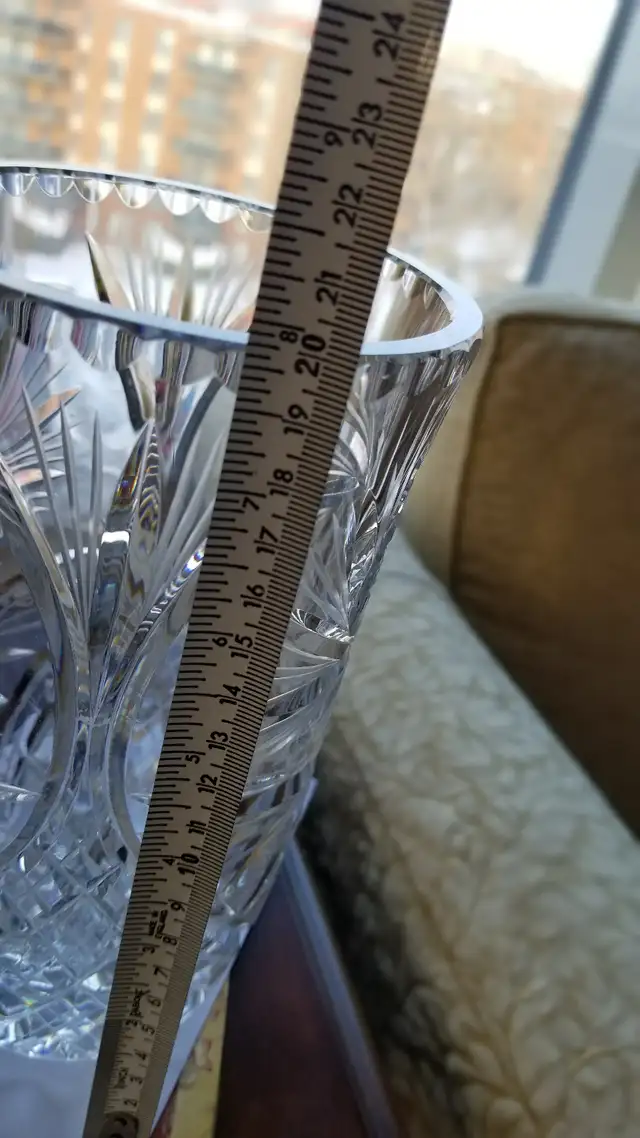 Vintage Crystal Vase in Home Décor & Accents in City of Montréal - Image 4