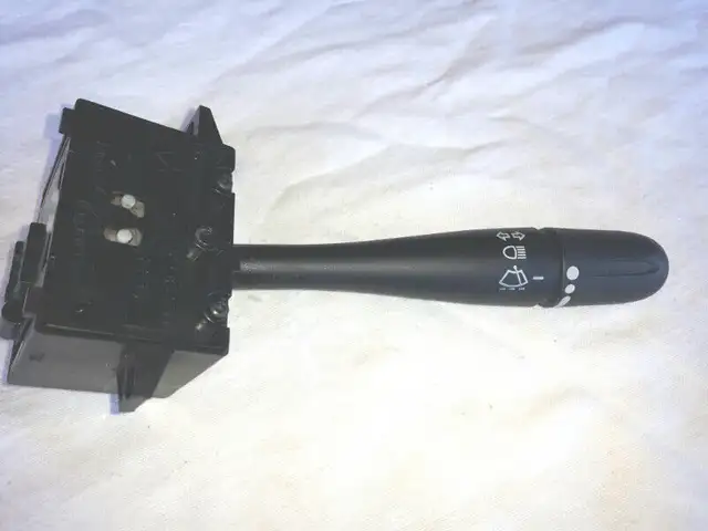 Bras de clignotant--Turn signal arm in Other Parts & Accessories in Longueuil / South Shore - Image 3