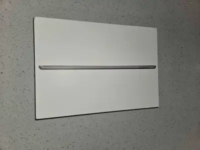 Ipad 9th gen 64gb for sale. It comes with a case and a charging cable (no power adopter)