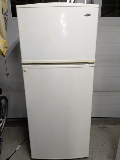 Fridge 28-inch wide Amana by Whirlpool - Works Good, View more