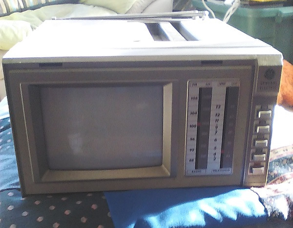 Vintage 1987 GE 5" TV With Radio in General Electronics in Bridgewater - Image 2